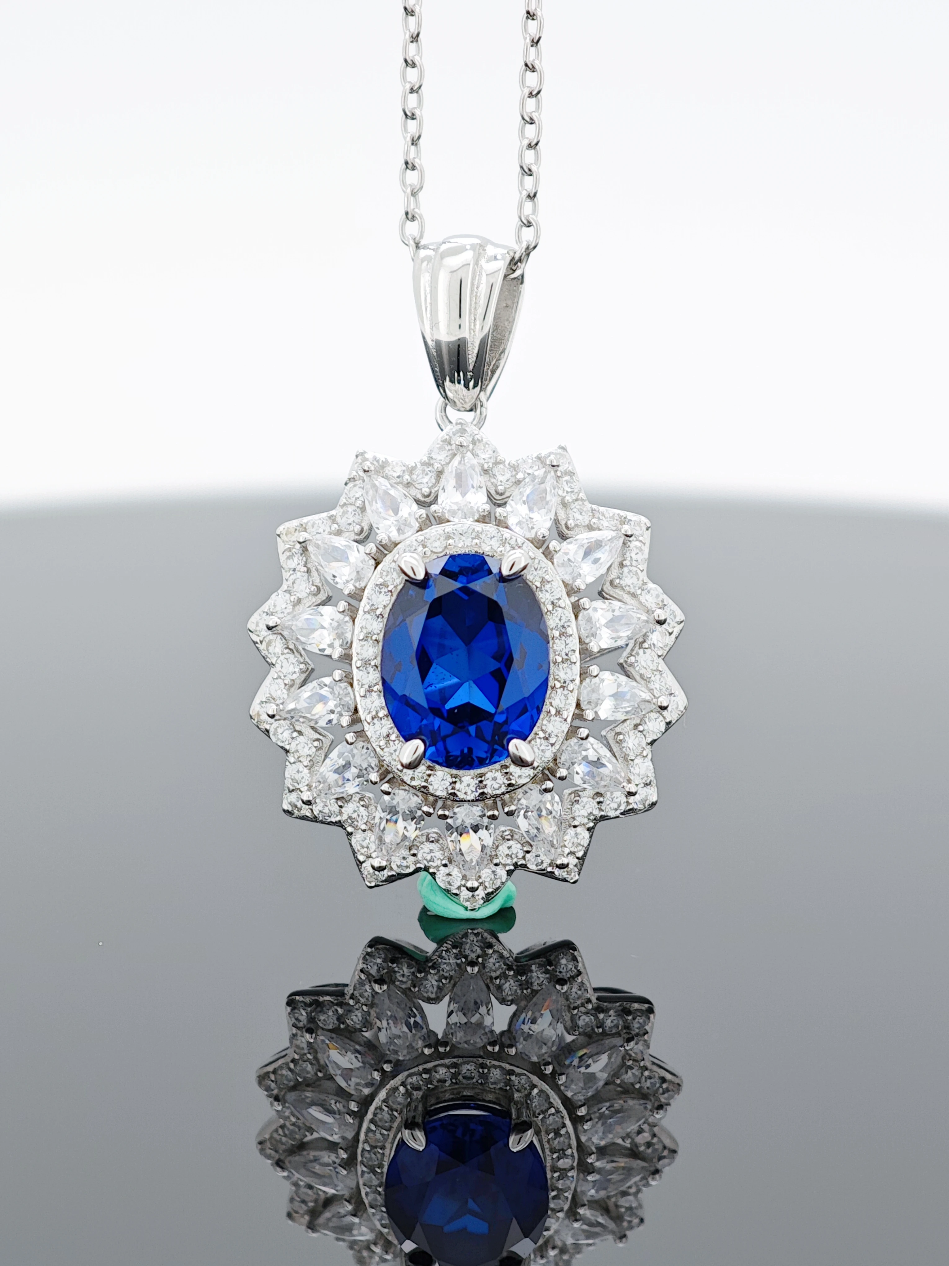 

ChuPing Lab Grown Sapphire Oval Shape S925 Silver Pendant for Valentine's Day Gift or Birthday Gift Fine Jewelry