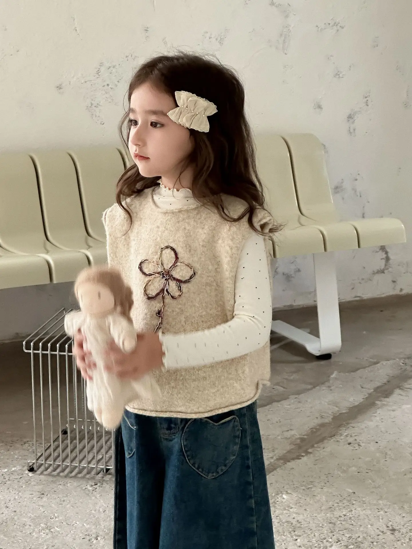 Gilet da ragazza autunno nuovo ricamo manuale maglione di fiori maglione per bambini abbigliamento per bambini gilet morbido 2024 dolce semplice