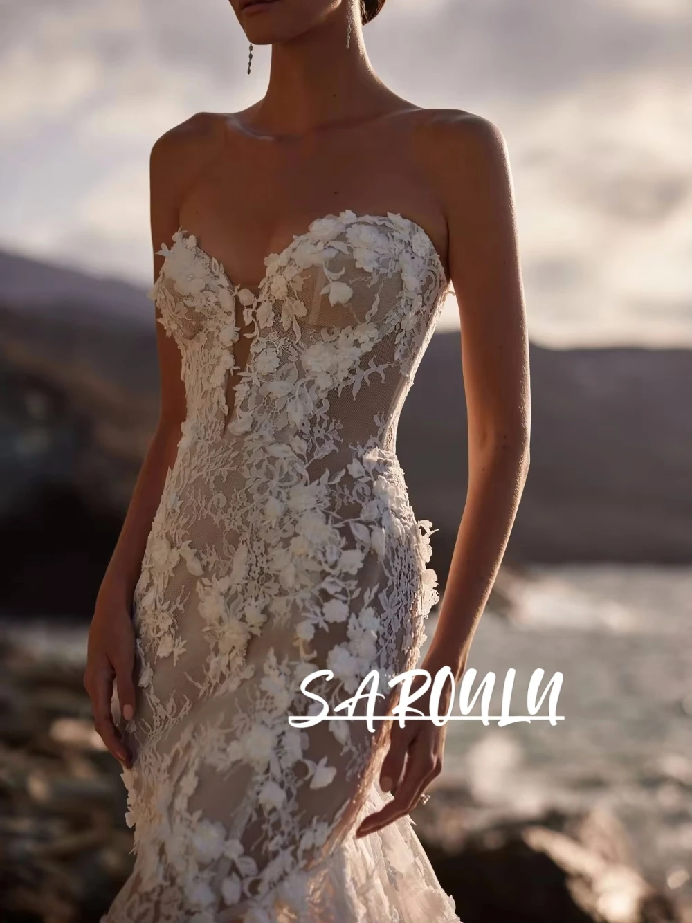 

Nude-ivory Illusion Floral Appliques Customized Bridal Gown Charming Sheer Mermaid Beach Sexy Plunge Neckline Wedding Dress