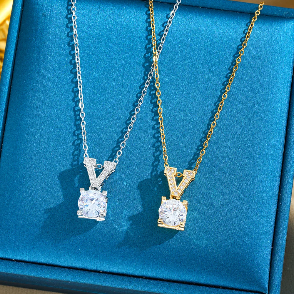 

The pendant titanium steel necklace is versatile for women and won't fade. The collarbone chain is light and luxurious