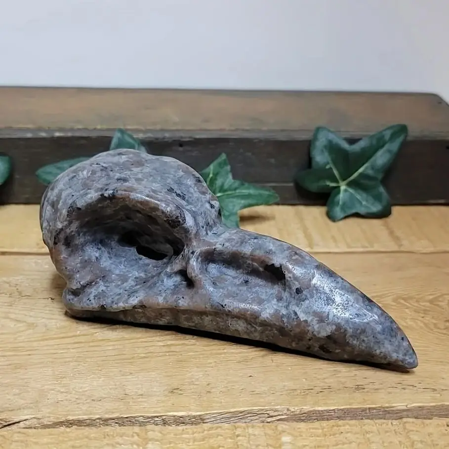 

Natural Yooperlite Flame stone Raven Skulls Carved Pendant Necklace Healing Energy Gemstones Home Decoration Sculpture Gift