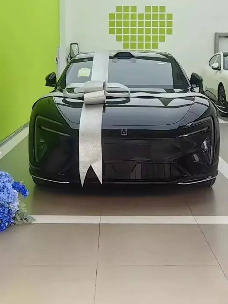 

Декоративный элемент для автосалона: большой красный цветок AVATR Knot Flash Gold Silver