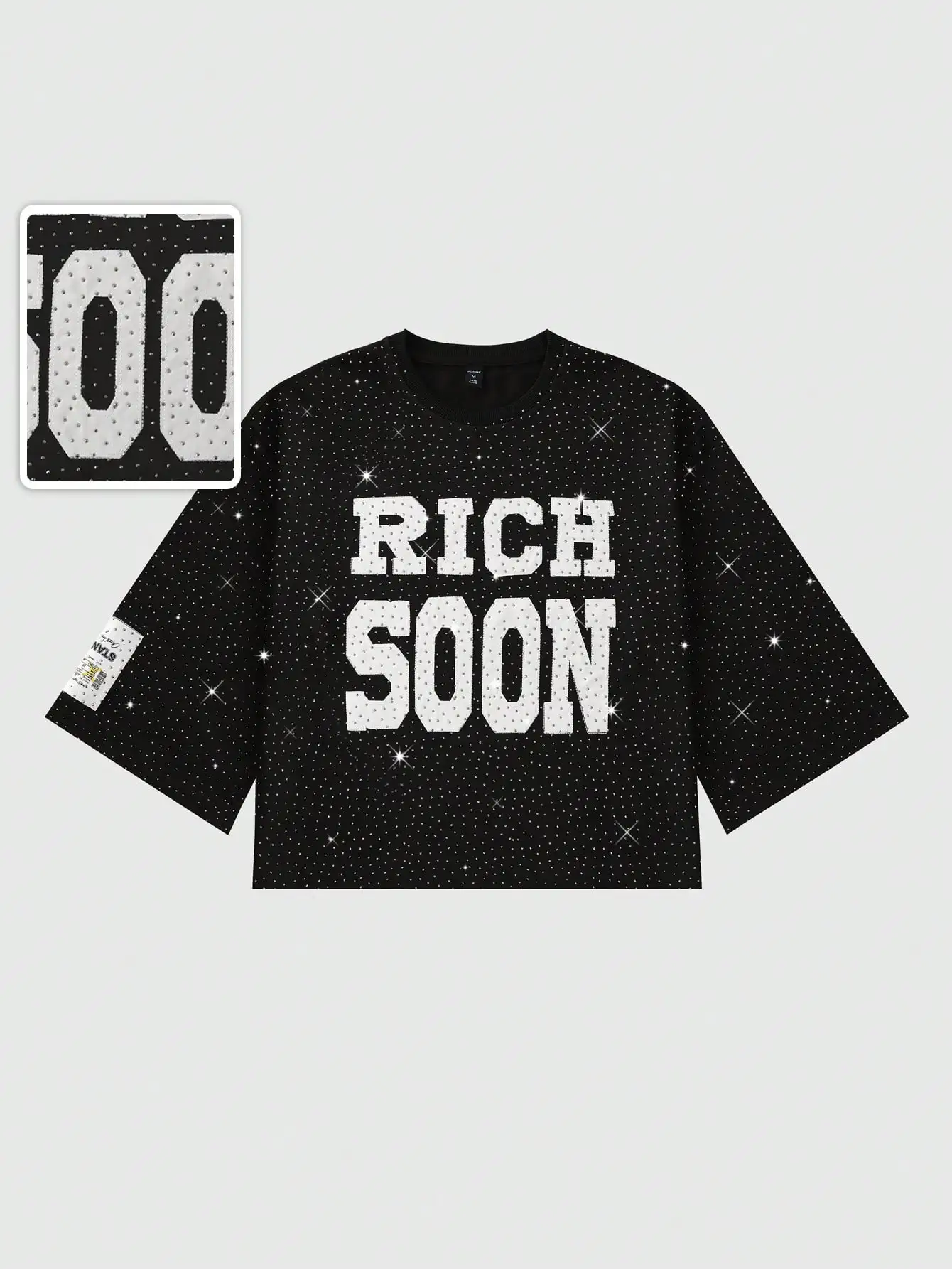 

Черная футболка оверсайз с графическим принтом и надписью «RICH SOON» из страз, рукав 3/4
