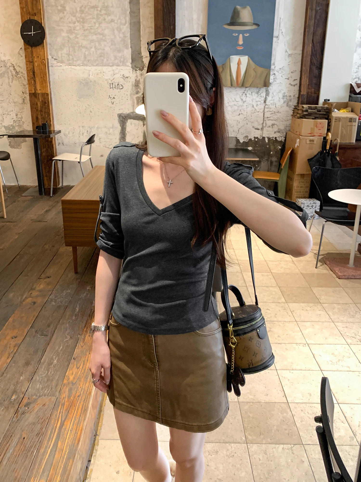 Chic V-Neck Button-Up Seven-Sleeve T-Shirt Women's Premium Style Early Autumn Single Wear Fashion Trend 2026 New Arrival
