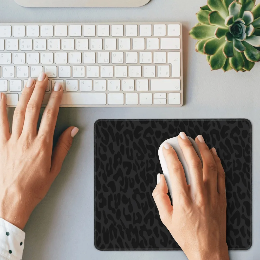블랙 레오파드 프린트 세련된 데스크 패드 고무 미끄럼 방지 베이스 두꺼운 사무실 마우스 패드 휴대용 소형 PC 키보드 패드