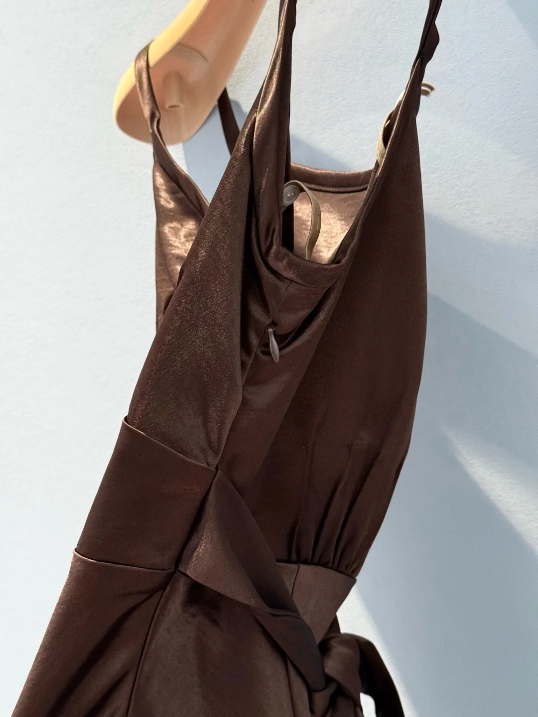 ชุดเดรสยาวผ้าซาตินสีน้ำตาลสำหรับผู้หญิง คอวีผูกโบว์ เอวสูง ผ่าข้าง ผ้าซาตินอะซิเตท ชุดราตรี ชุดงานเลี้ยงค็อกเทล