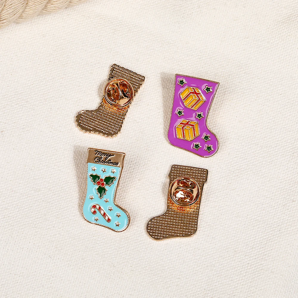 6 стилей брошей с дизайном рождественских носков для членов семьи, с узорами в виде тростей, венков, Санта-Клауса, елки, золотые значки-подвески, рождественский подарок