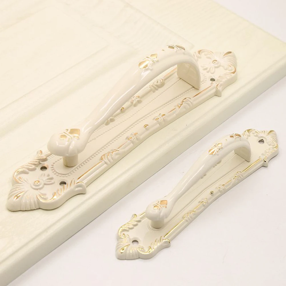 

Дверная ручка, общая длина 239 мм, ручка для деревянной двери, долговечный сплав, прочная конструкция, универсальное применение, элегантный дизайн.