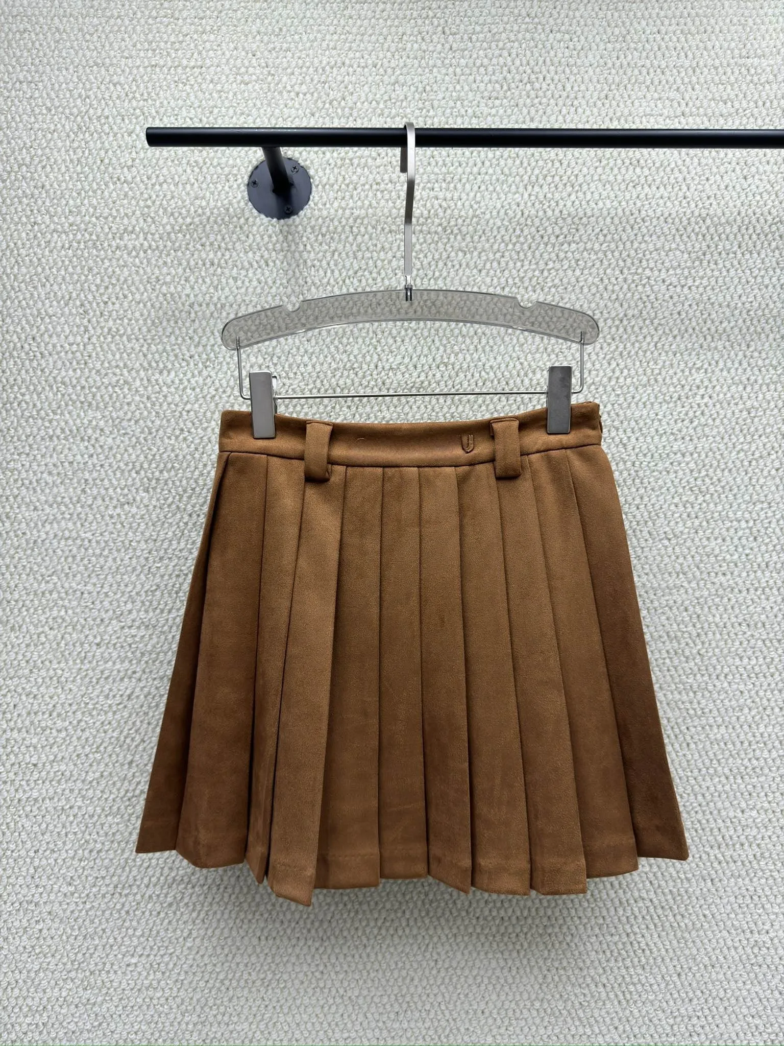 

2026 New Women Khaki Suede Pleated Skirt Vintage High Waist A Line Mini Skirt Slim Fit All Match Fashion Ladies Bottoms