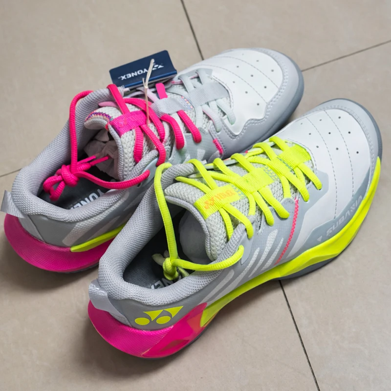 tenis-de-badminton-subaxia-gt-cinza-claro-amarelo-fluorescente-com-tiras-duplas-e-cadarcos-em-meio-circulo-para-esporte