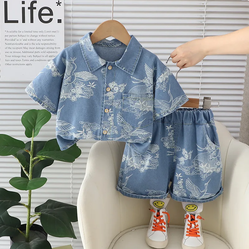 

Лето 2025 г., новый детский комплект джинсовой куртки в китайском стиле с короткими рукавами для мальчиков, свободные повседневные шорты с цветочным принтом для малышей, винтажный комплект