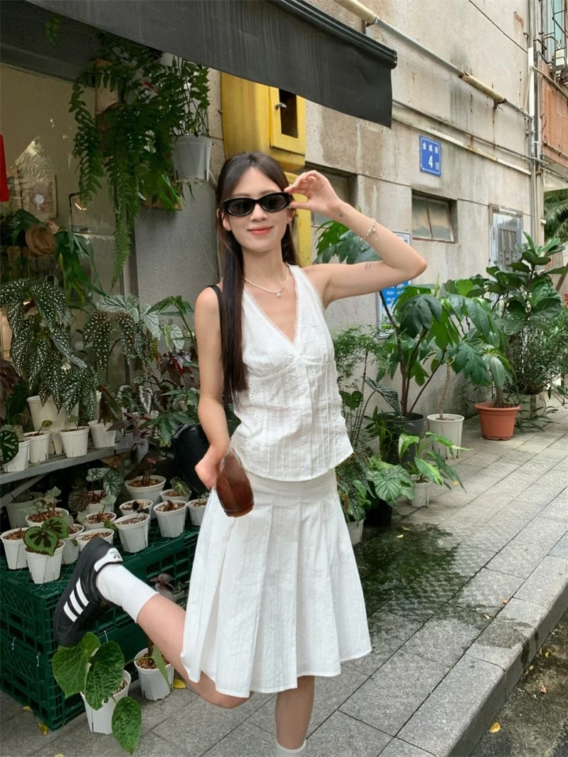 

Комплект из двух предметов: кружевной топ без рукавов и юбка А-силуэта Kumikumi. Женский летний повседневный модный комплект с пуговицами.