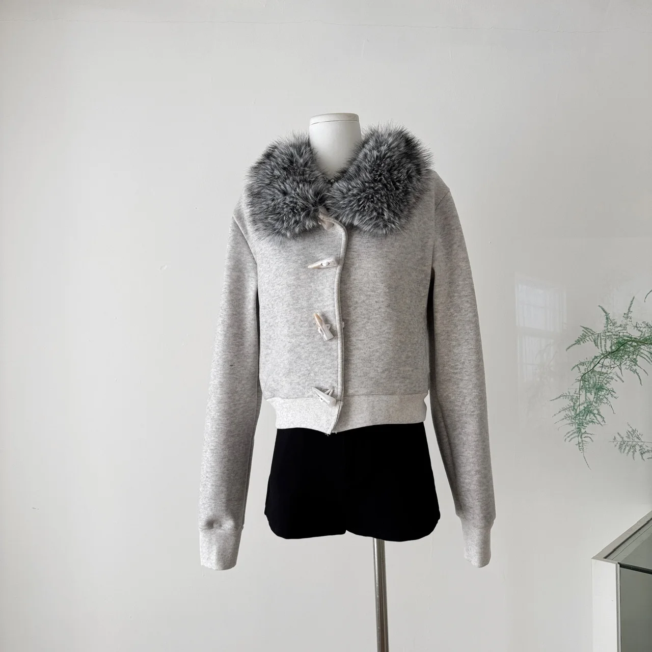 

Женская осенне-зимняя тонкая вязаная куртка со съемным меховым воротником и длинными рукавами, женская однотонная короткая верхняя одежда с роговой пуговицей