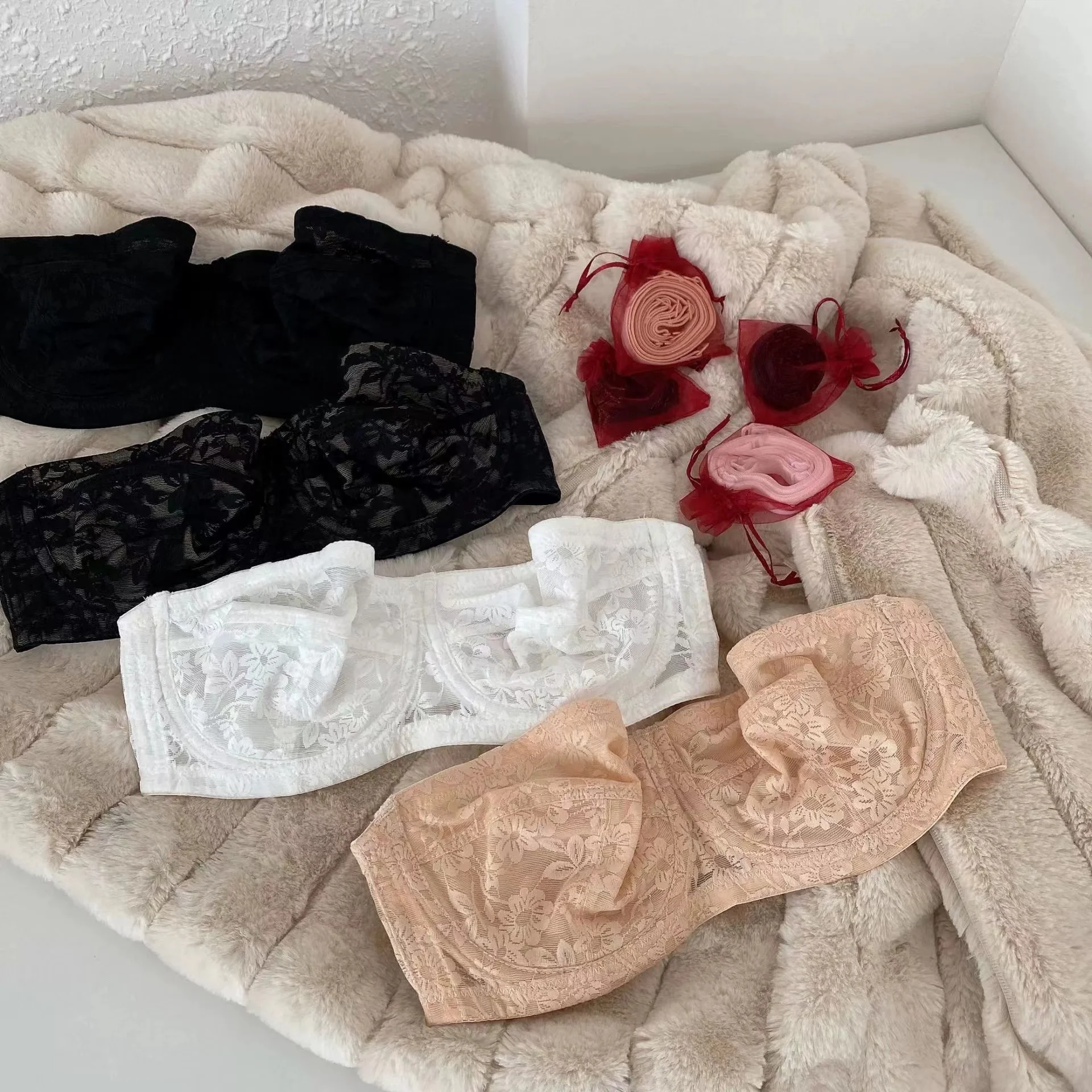 女性のランジェリーストラップレス超薄型ブラジャー透明刺繍花ブラジャーセクシーな目に見えない Bralette 女性下着