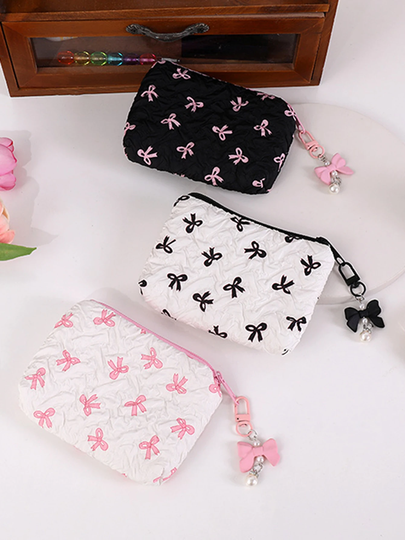 Plissierte Kosmetiktasche mit Schleife | Baumwoll-Kosmetiktasche für Damen, gesteppt, Reise-Make-up-Organizer für Mädchen, tragbare kleine Schleifen-Kosmetiktasche – Detail 1