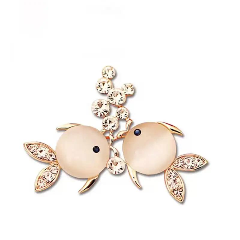 Fashion Rhinestone Fish Brooches Cute Cat\'s Eye Stones Pisces Animal Brooch Pins Accessories Sweater Dress Buckle Corsage Gifts