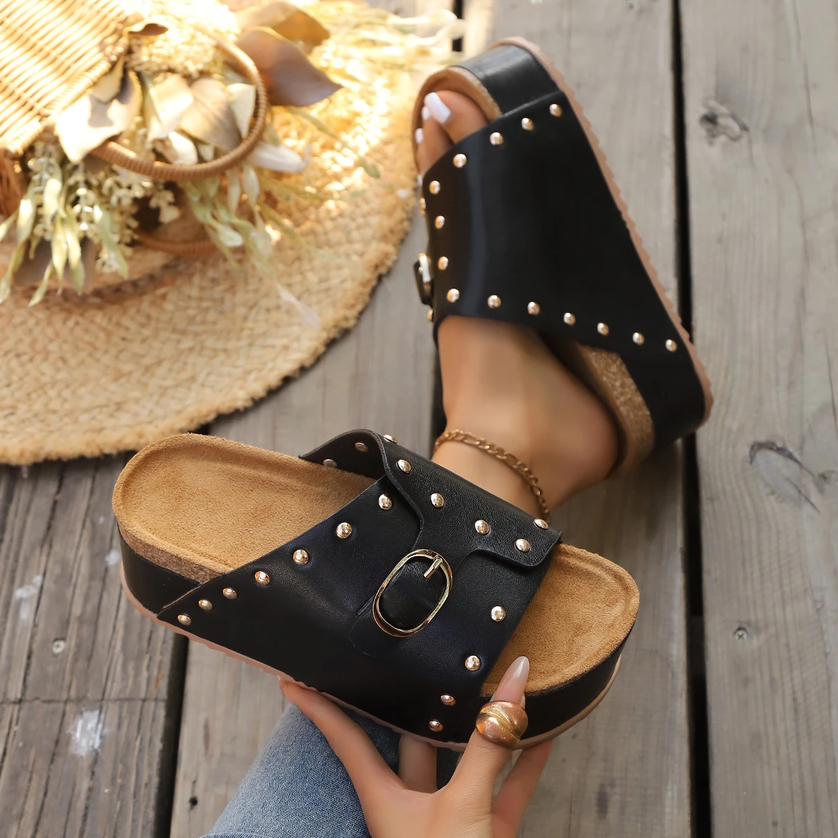 

Новые женские шлепанцы 2026: модные сандалии на танкетке, платформе и высоком каблуке, с заклепками и металлическими пряжками, повседневная обувь, женские слайды