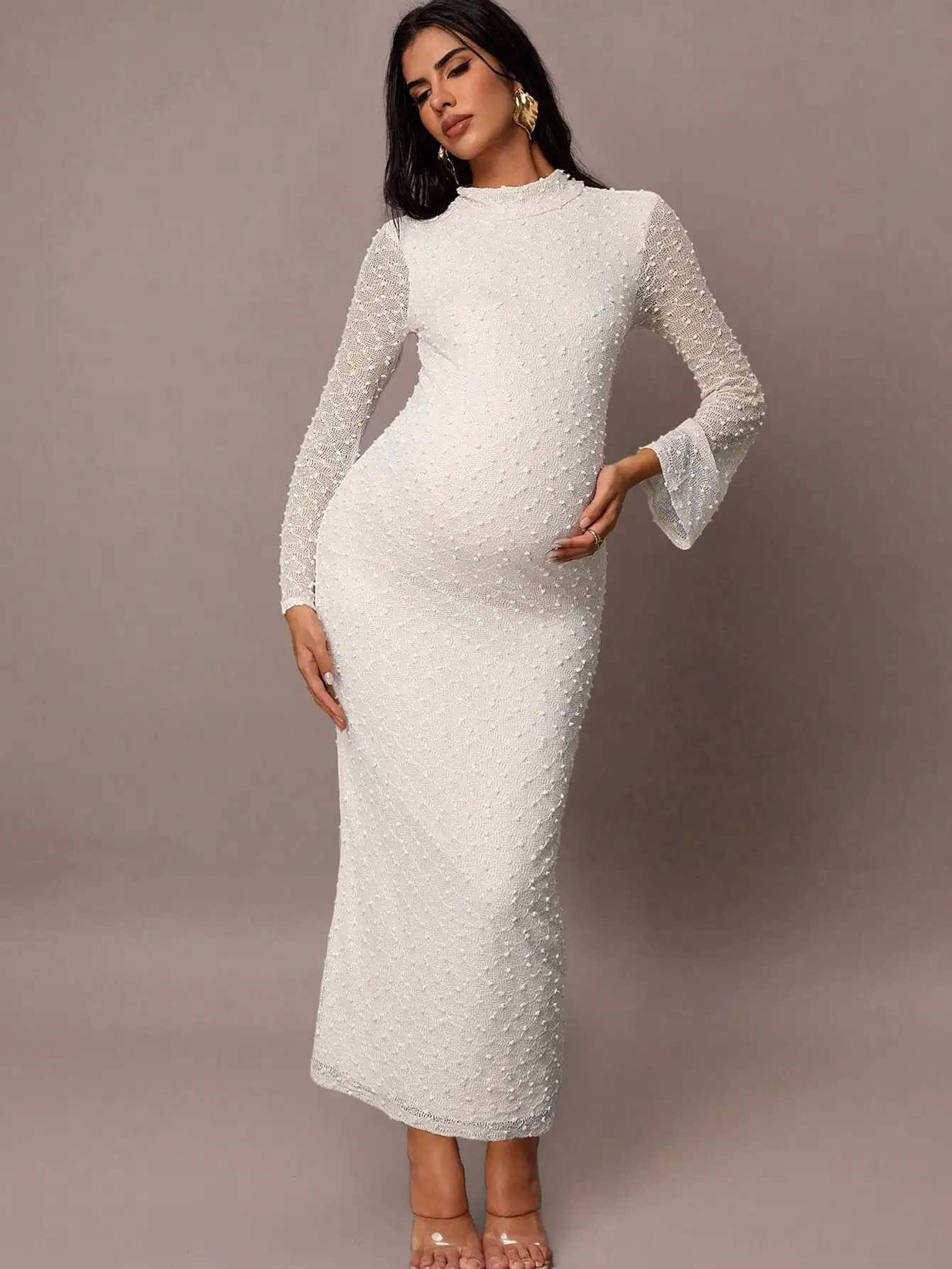 

Белое фактурное платье для беременных с длинными рукавами, воротником-стойкой и расклешенными рукавами