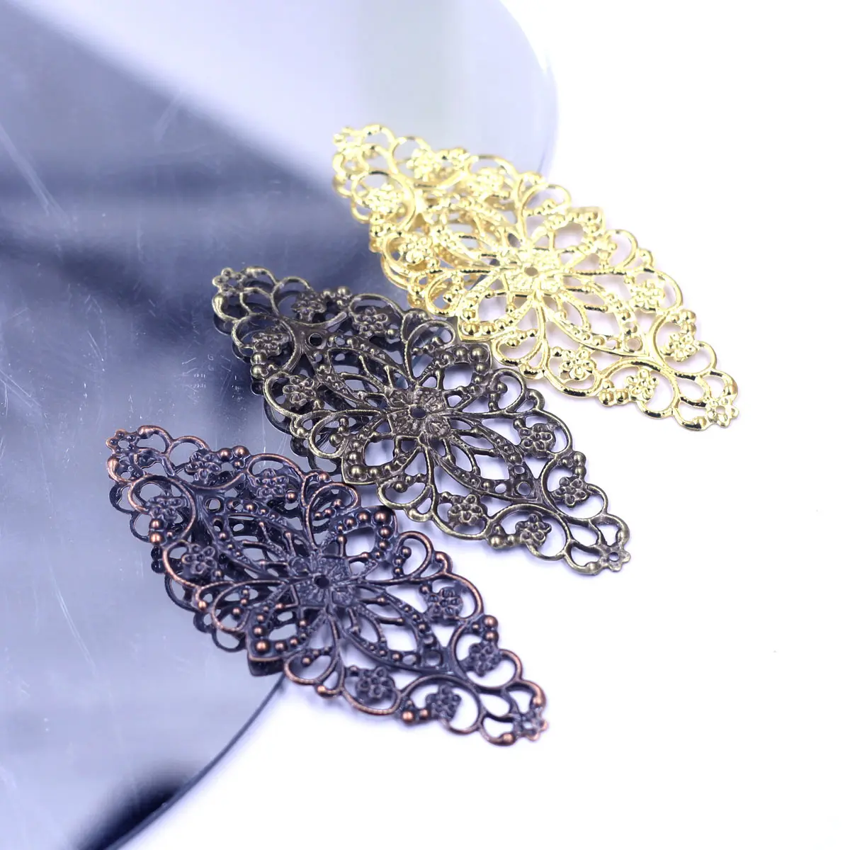 500Pcs Connectors Wraps Filigree Flower Oval Alloy For Pendants Decorate Embellishments Scrapbooking Jewelry DIY Finding 80mm