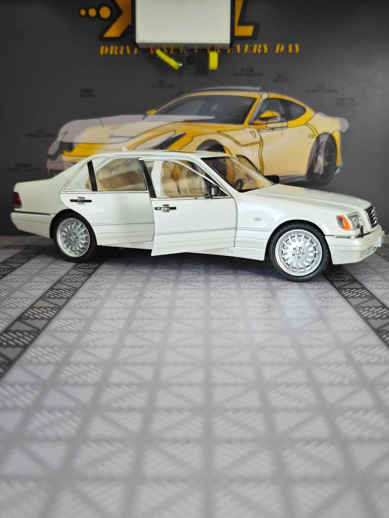 1:24 W140 S320 puertas de modelo de coche clásico de aleación y maletero del capó del motor se pueden abrir tiene funciones de sonido y iluminación simuladas