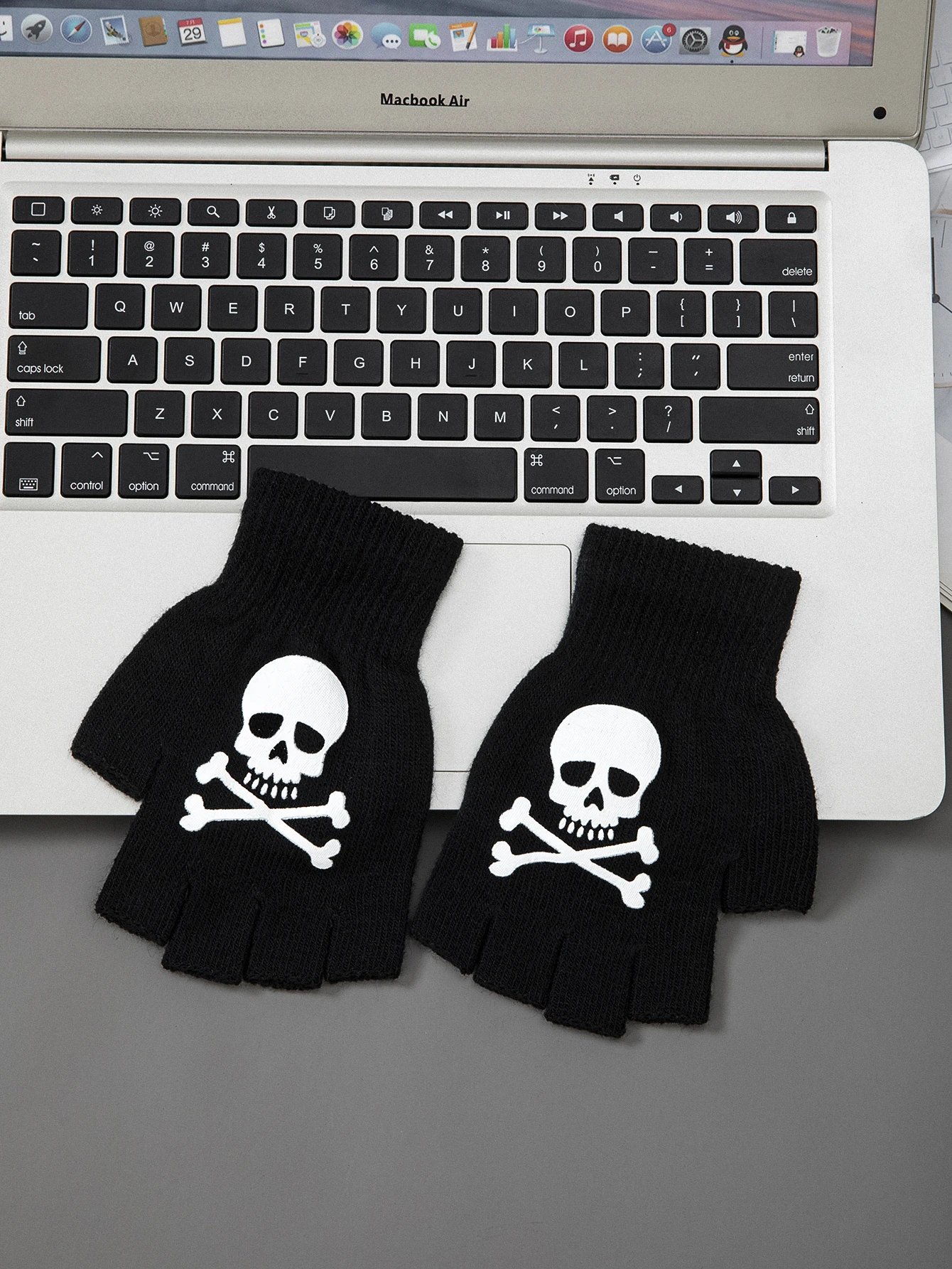 1pcs New Kids Halloween Skeleton Skull Half Finger Luminous Punk Gloves Winter Skull Fingerless Black Mitten