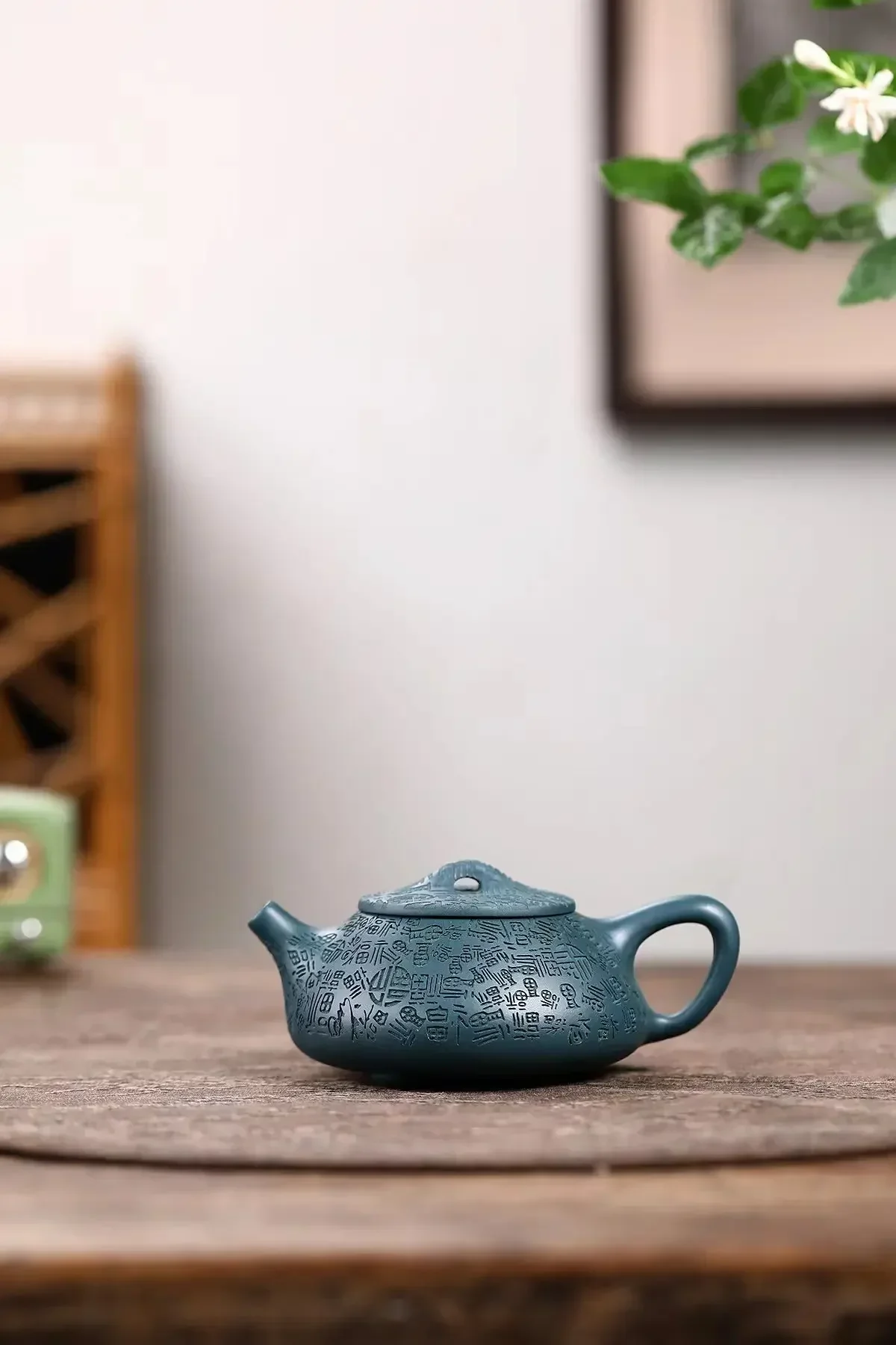 1PCS purple clay teapot original ore aged Tianqing mud handcrafted carving Baifu stone ladybug teapot high-end steeping teapot