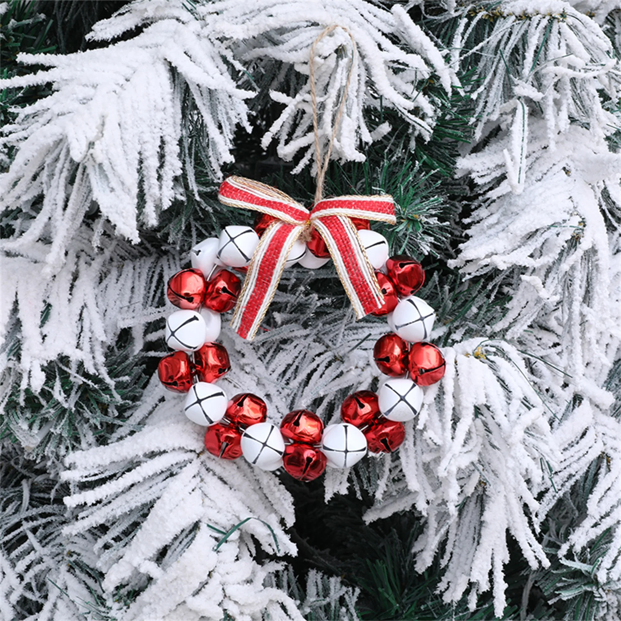 

Рождественский венок в деревенском стиле с красным бантом и колокольчиками — праздничная вешалка для праздничной двери для декора входной двери или стен — маленькая