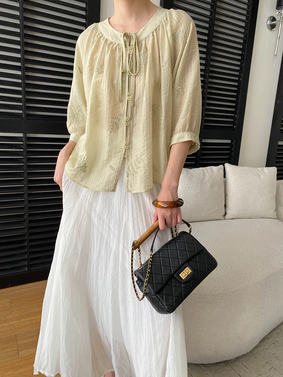 Sommerliches Damen-Shirt in unifarbenem Design mit aufwendiger Stickerei, Rundhalsausschnitt, Schnürung, lockerer Passform und leicht transparentem Stoff. – Detail 15