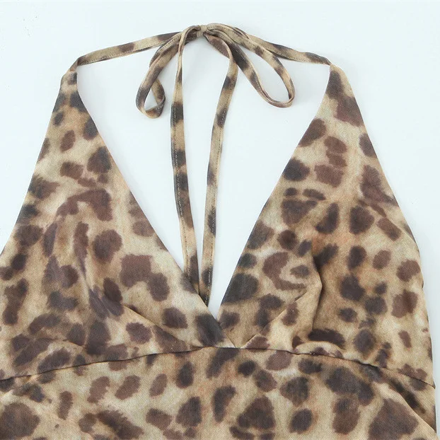 Vestido feminino irregular com estampa de leopardo e decote em V
