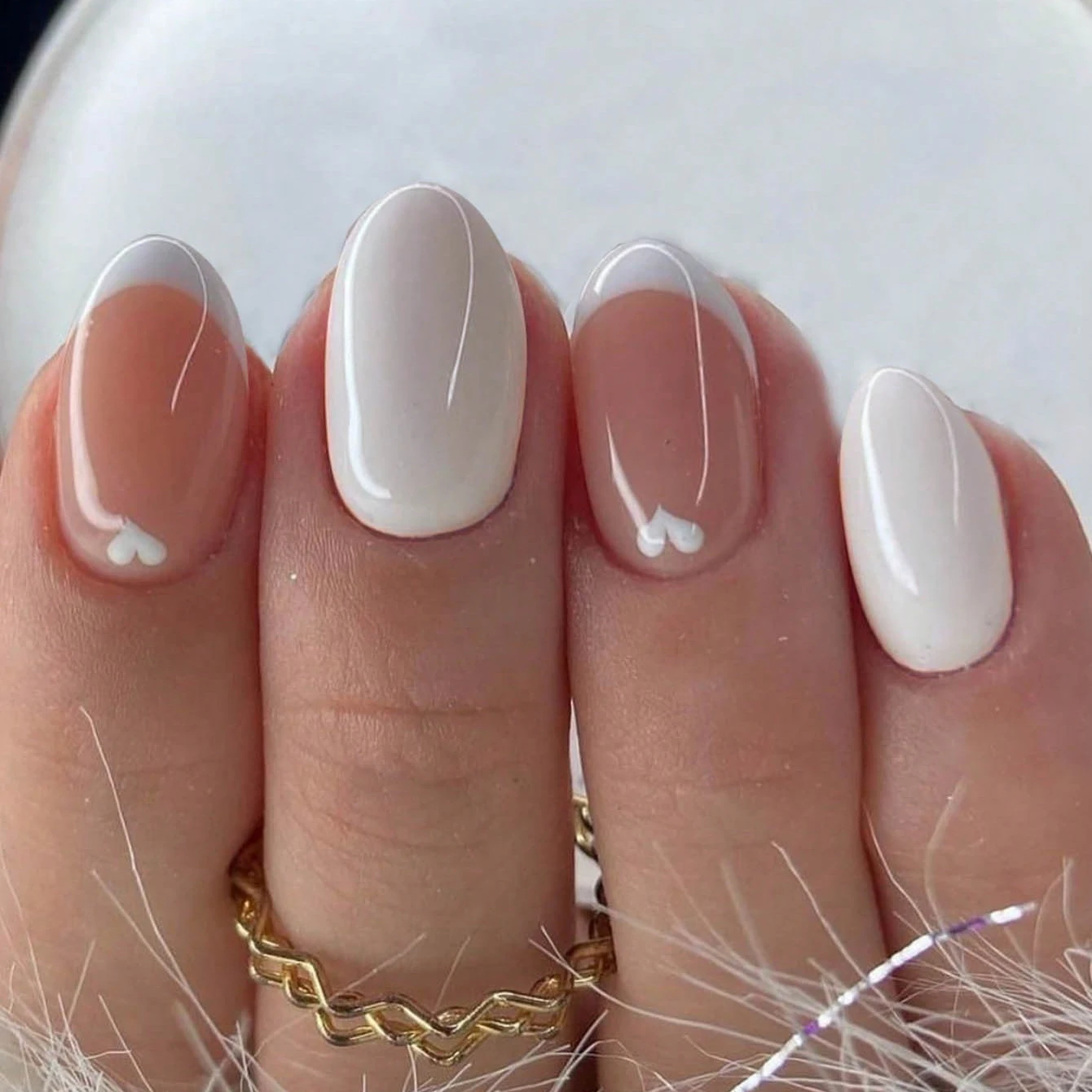 24 ชิ้นอัพเกรดลุคของคุณด้วยสีขาวฝรั่งเศสรูปหัวใจเล็บปลอมชุด 1 ชิ้นตะไบเล็บและ 1 เล็บกาวสติกเกอร์ชุดเล็บ