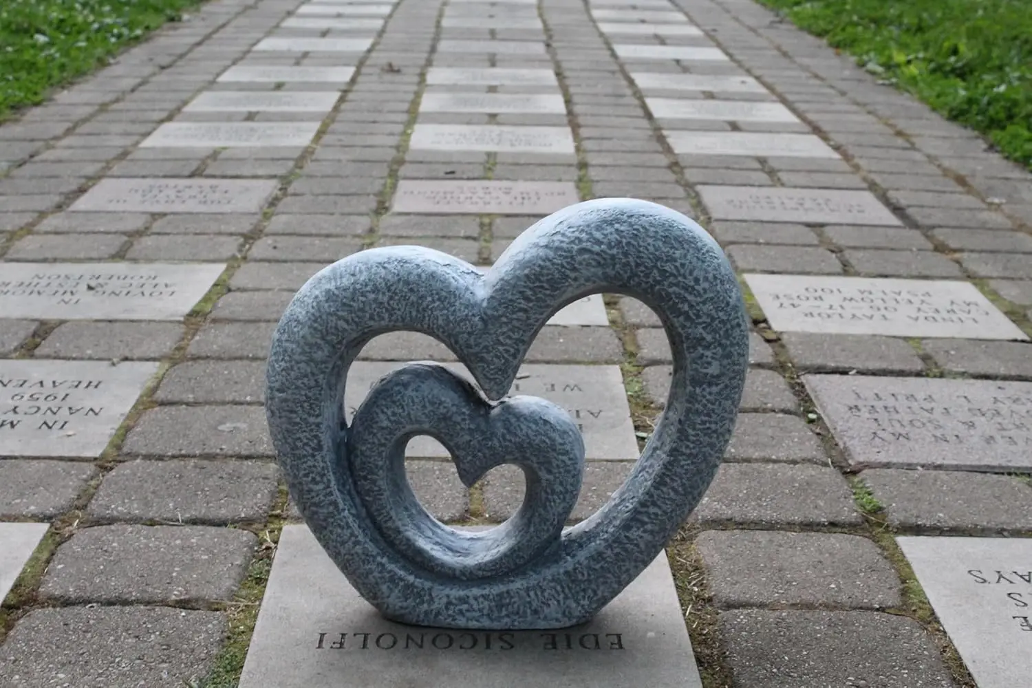 

Heart Garden Sculpture,an elegant addition to your garden decor and yard art