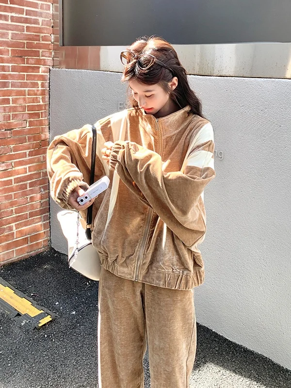 

Комплект из двух предметов: вельветовая куртка цвета хаки с цветовыми блоками и широкие брюки. Женский повседневный свободный комплект в школьном стиле. Новинка весна-осень.