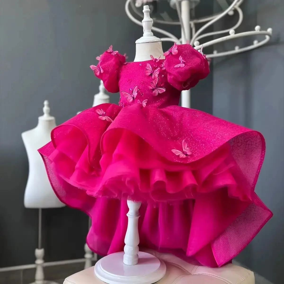 

Ярко-розовые платья с цветочным узором для девочек на свадьбу, блестящие аппликации в виде бабочек, высокая и низкая длина, платья для дня рождения для маленьких девочек по индивидуальному заказу