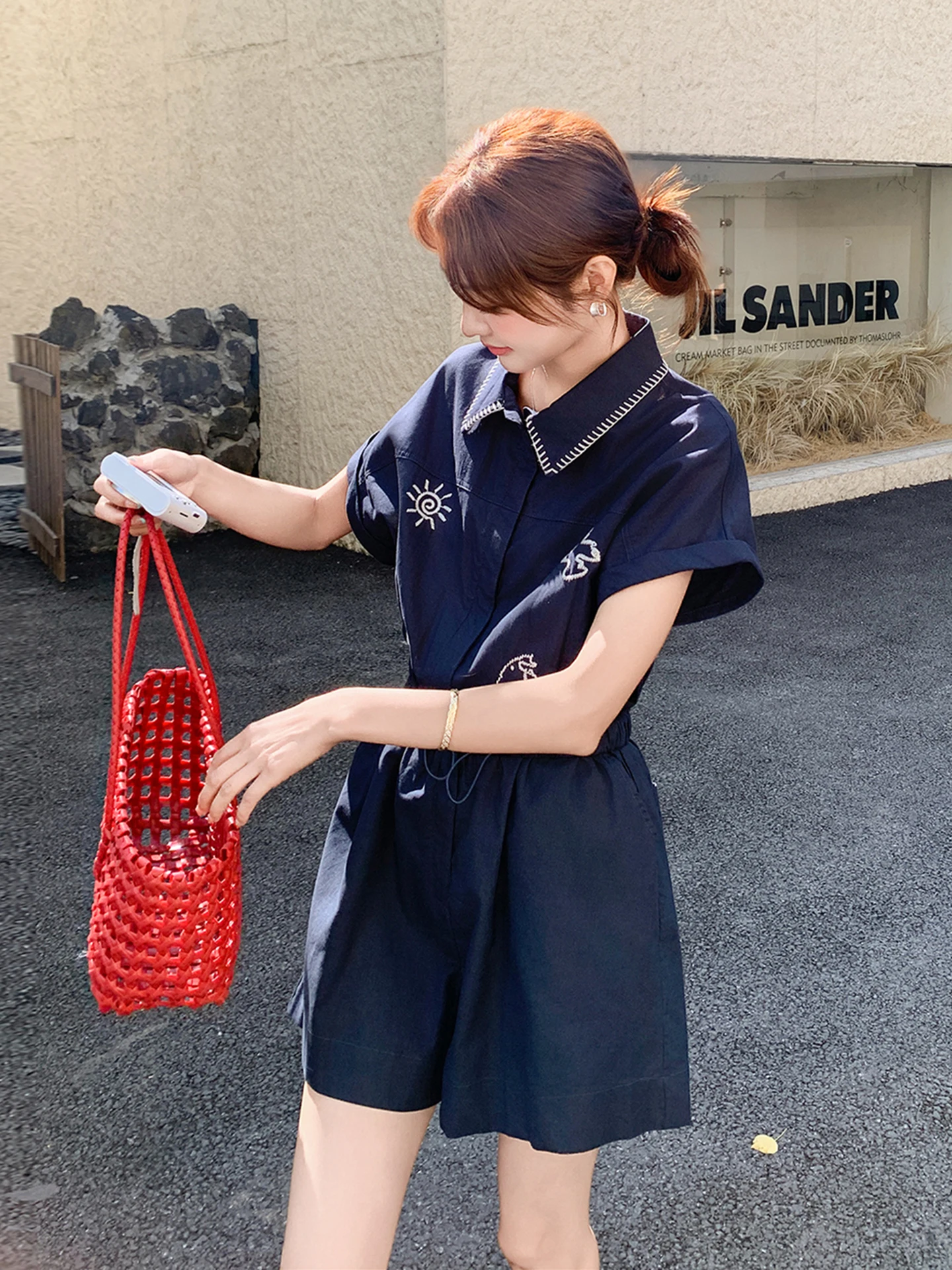 

Цельный женский летний корейский комбинезон с вышитым воротником темно-синего цвета и утягивающим талией