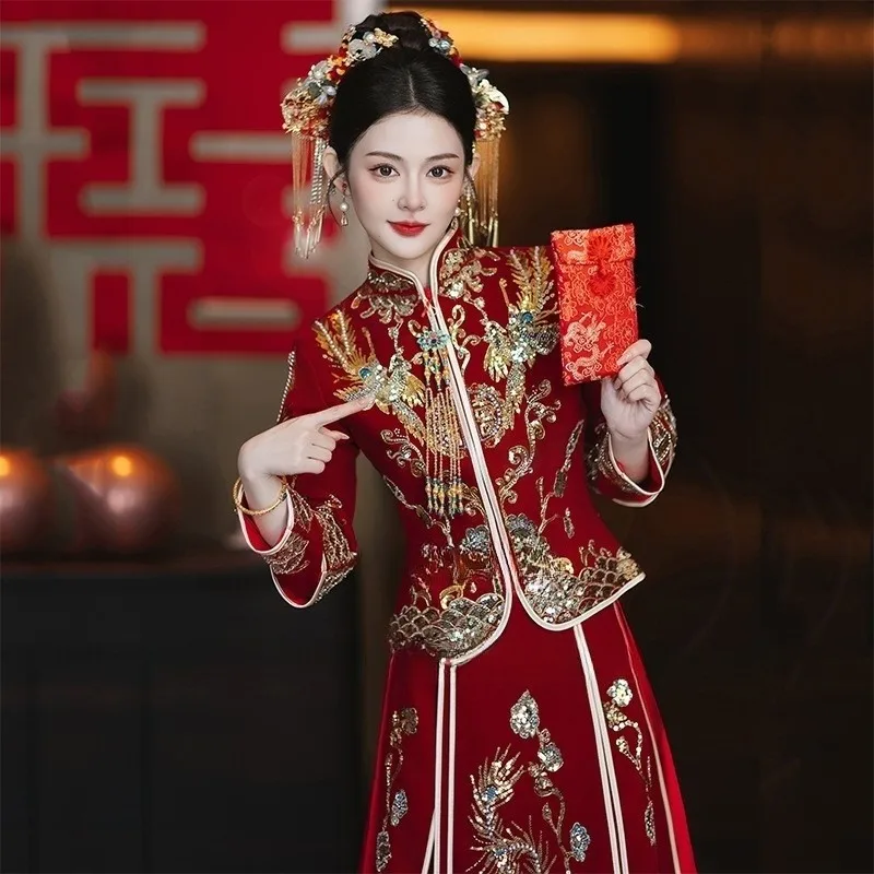 Velvet bride's wedding dress groom's toasting