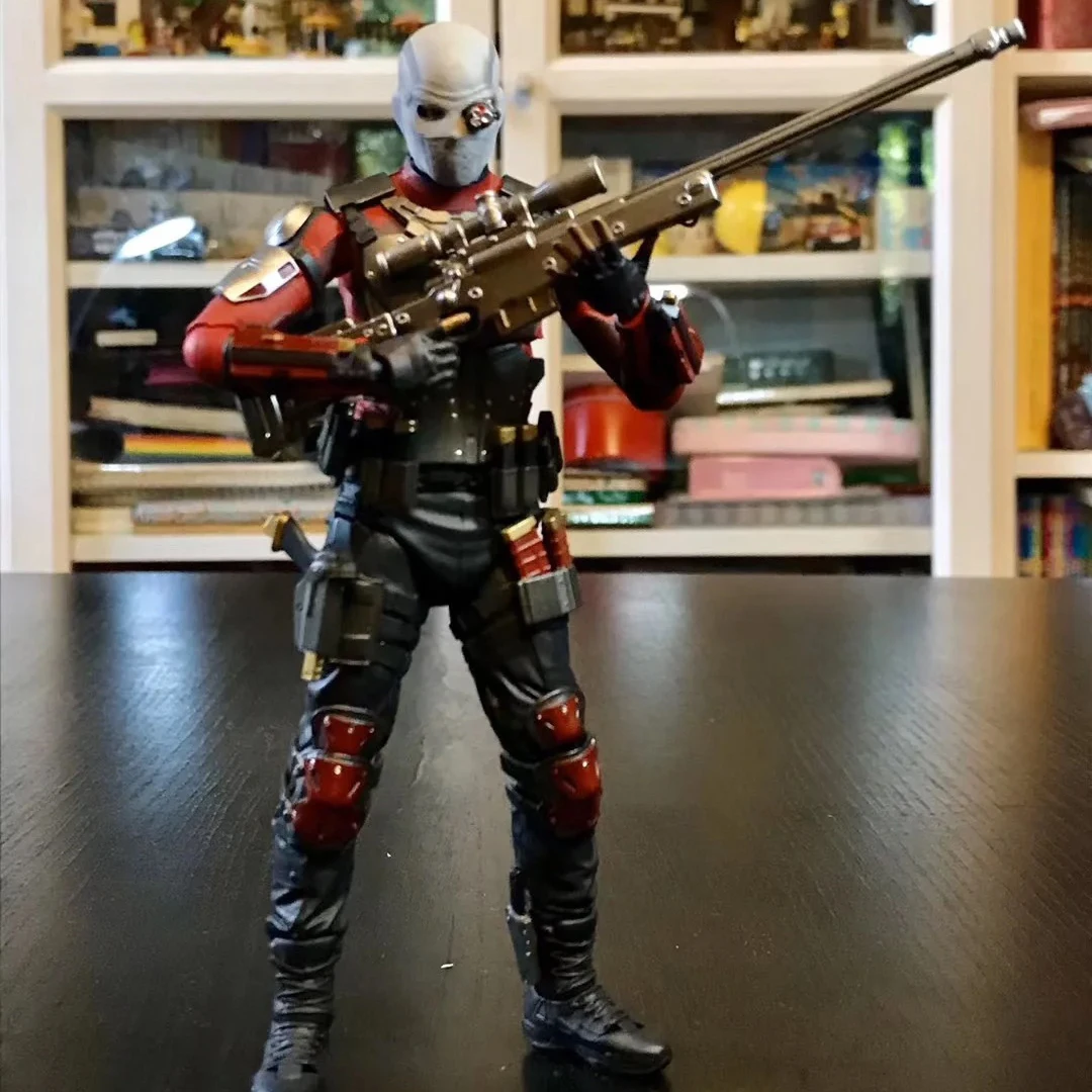 Suicide Squad Deadshot Action Figure da collezione Will SHF Modello decorativo pratico per ufficio per kit garage, giocattoli e hobby