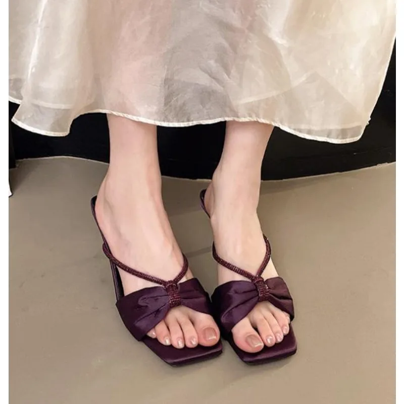 女性のスリッパ-2025-新しいラインストーンスクエアヘッドサンダル女性の気質社交家スタイルファインヒールハイヒールの女性のサンダル