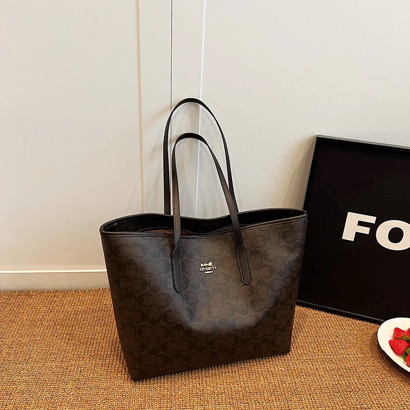 حقيبة على طراز المصمم - حقيبة حمل عالية الجودة. موديل جديد 2025. حقيبة كروس متعددة الاستخدامات. حقيبة التنقل الكلاسيكية والعصرية.