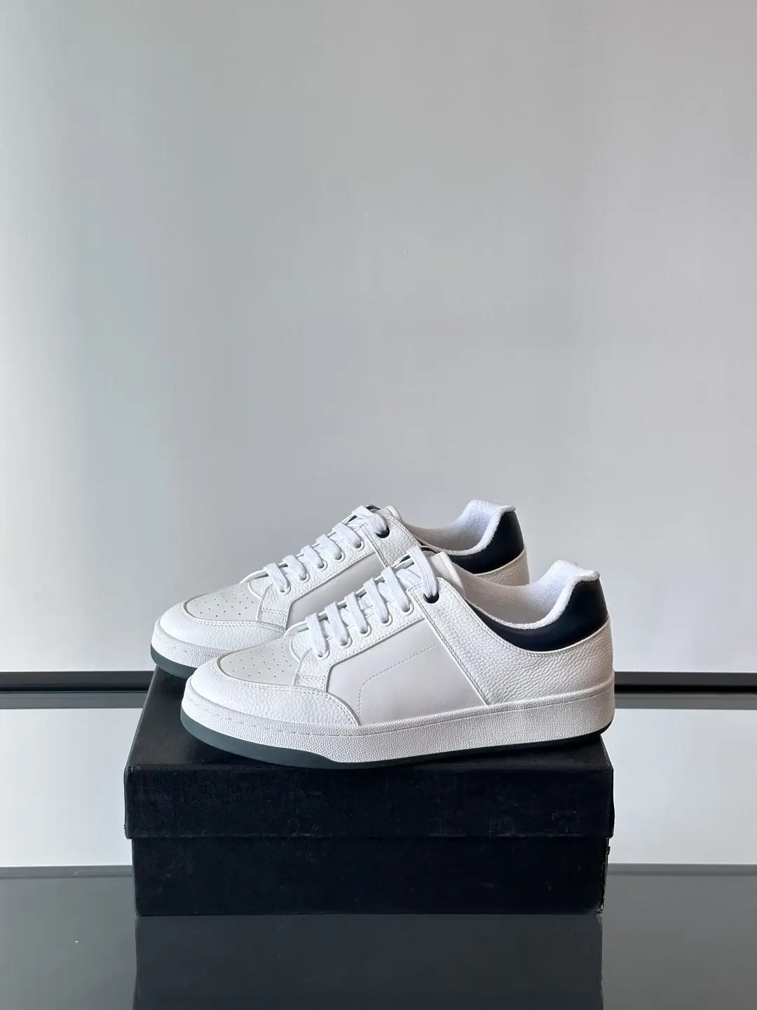 Unisex All White Grain Leather Fleece Lined Low Top Sneakers Perforated Breathable Casual Shoes Flat Warm Autumn Winter Skate Footwear for Men Women