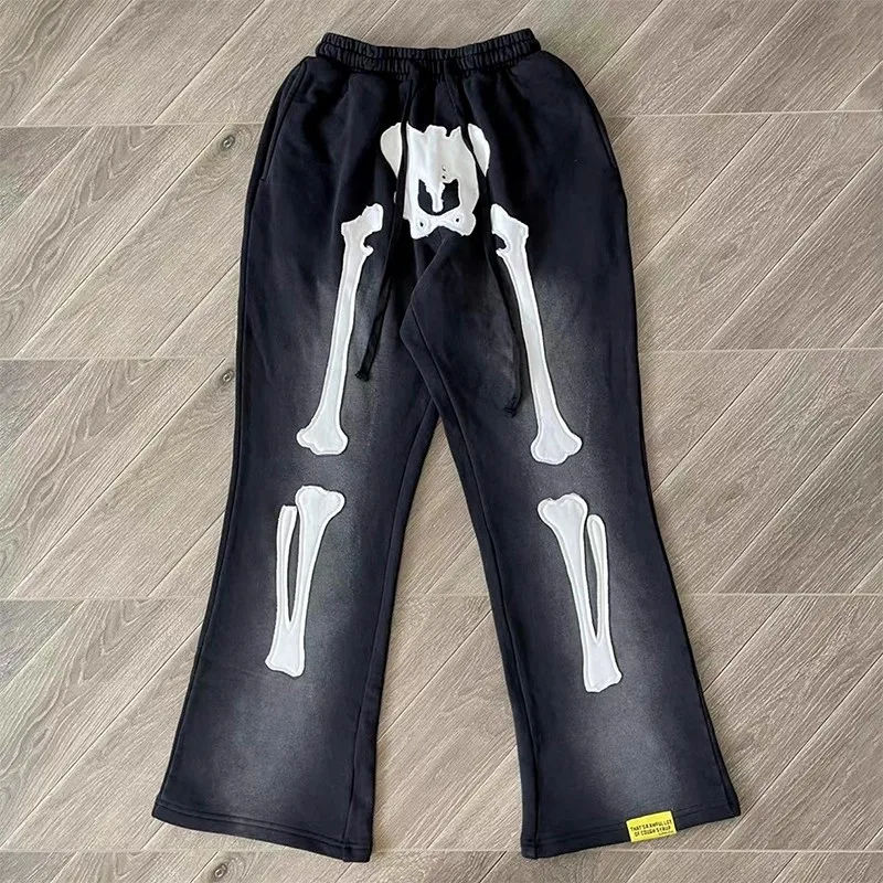 

Брюки COUGH SYRUP с вышивкой в виде скелета. Ретро старые уникальные повседневные спортивные штаны с эластичной резинкой на талии и необычный много спортивных штанов с сиропом от кашля.