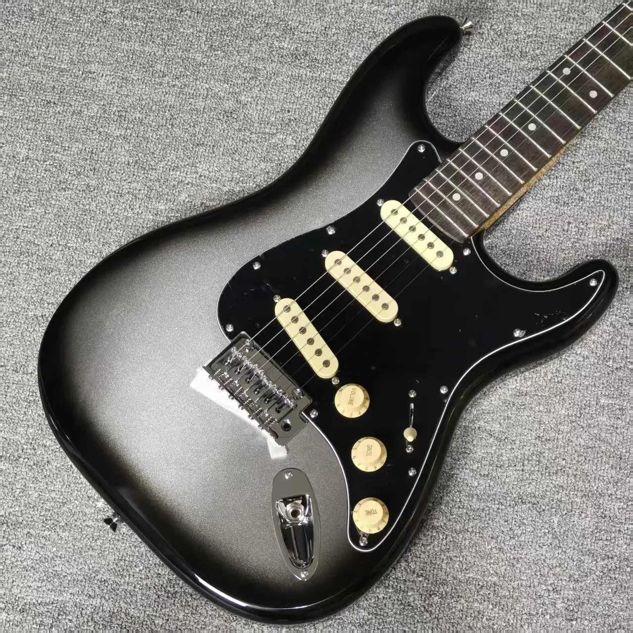 

Hot Sale Silver Eletric Guitar Black Pickguard Rosewood Fretboard