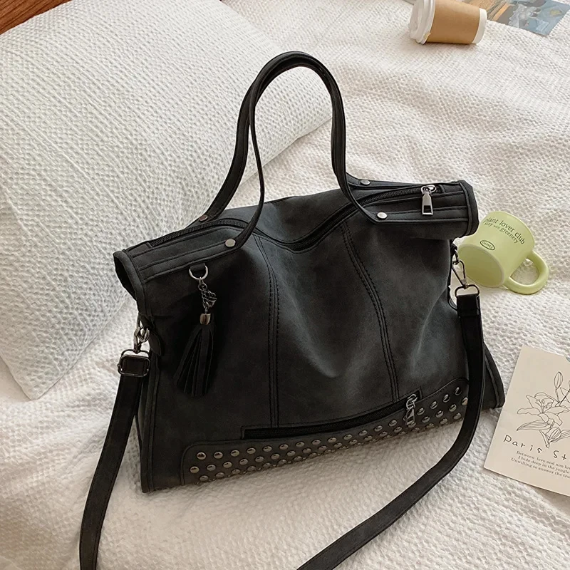 Nuevo bolso de mujer 2026 con remaches y borlas, estilo motociclista, bolso de mano esmerilado para mujer, bolso de hombro, bolso tote, bolso de lujo de diseñador, bolso de mano para mujer