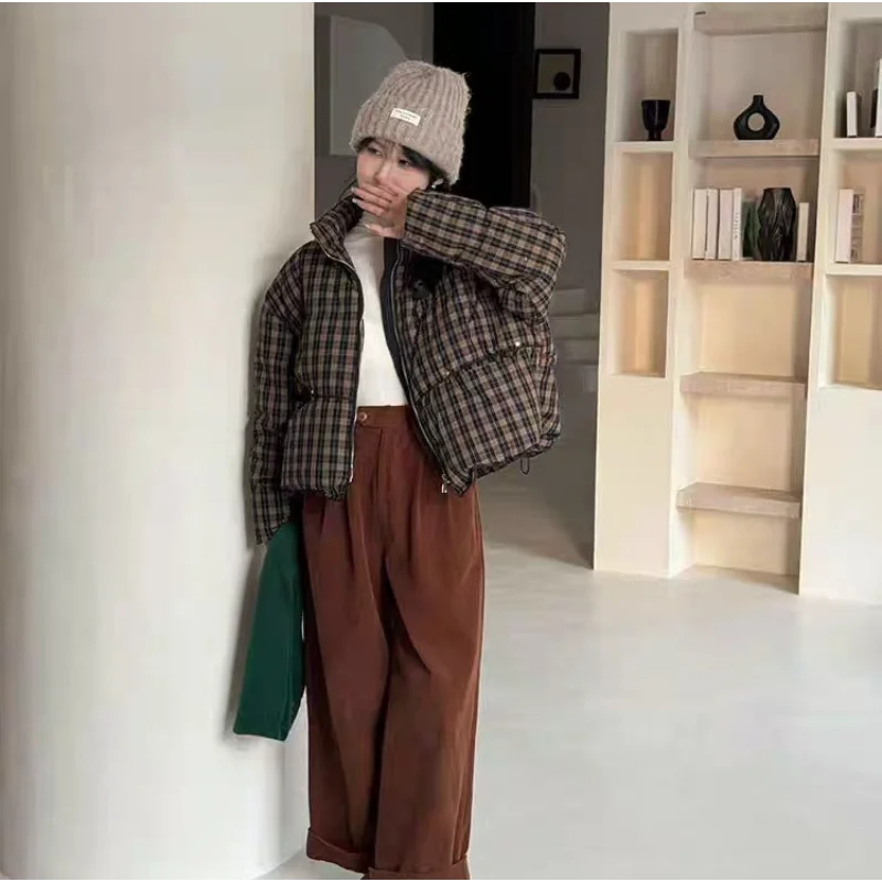 Piumino corto scozzese da donna Inverno 2025 Nuovo arrivo Piumino versatile alla moda Capispalla ispessito oversize alla moda