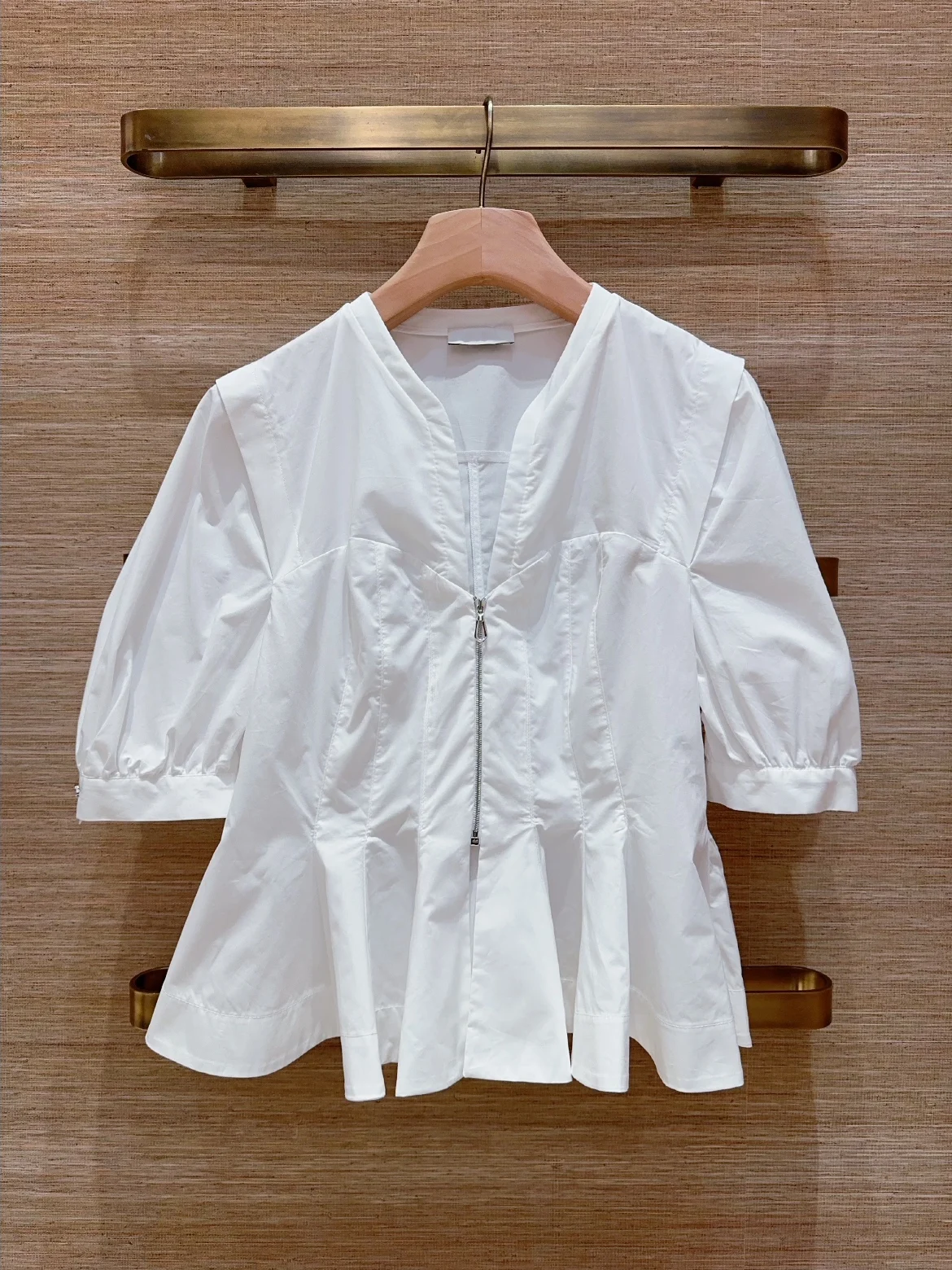 

Heidd Early Spring 2026 Белое платье с V-образным вырезом и плиссированной талией, французский стиль, смесь хлопка, для девочек