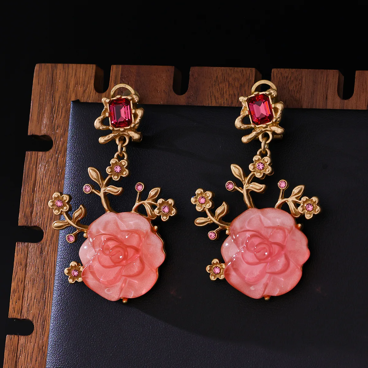 New Retro Palace Style Resin Rose Earrings, Medieval Vintage Niche Fashion Heavy Industry Rhinestone Flower Earrings for Women