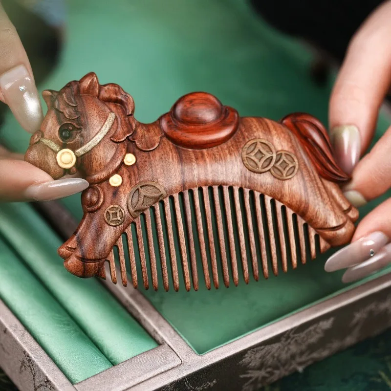 

Solid wood pony comb, gift box.