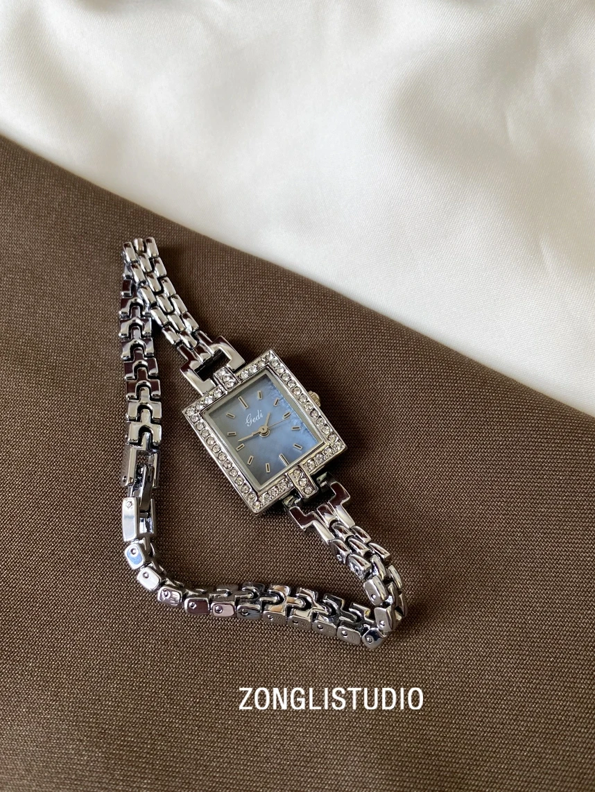 

NewWomen'SClock WatchWithDelicateChainStrapLuxuriousStylishVersatile And Exquisite A Perfect Gift For Women A Women'S Accessory.