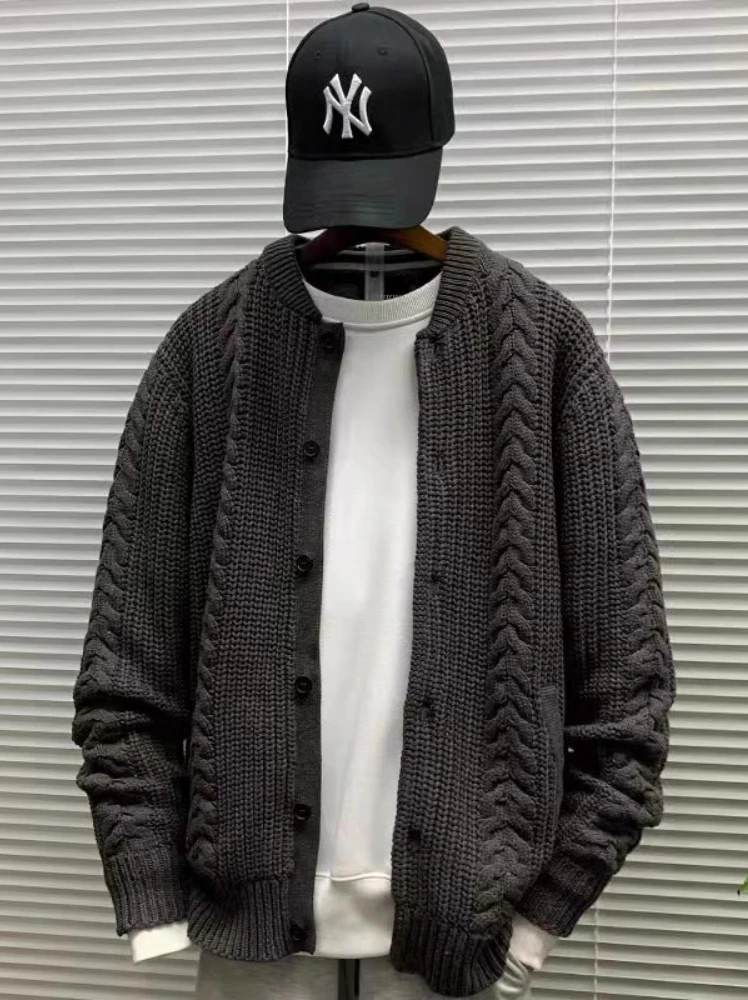 Cardigan in maglia a trecce grosso vintage autunno inverno da uomo oversize grigio scuro con spalle scoperte cappotto giacca calda in maglia slouchy sul davanti