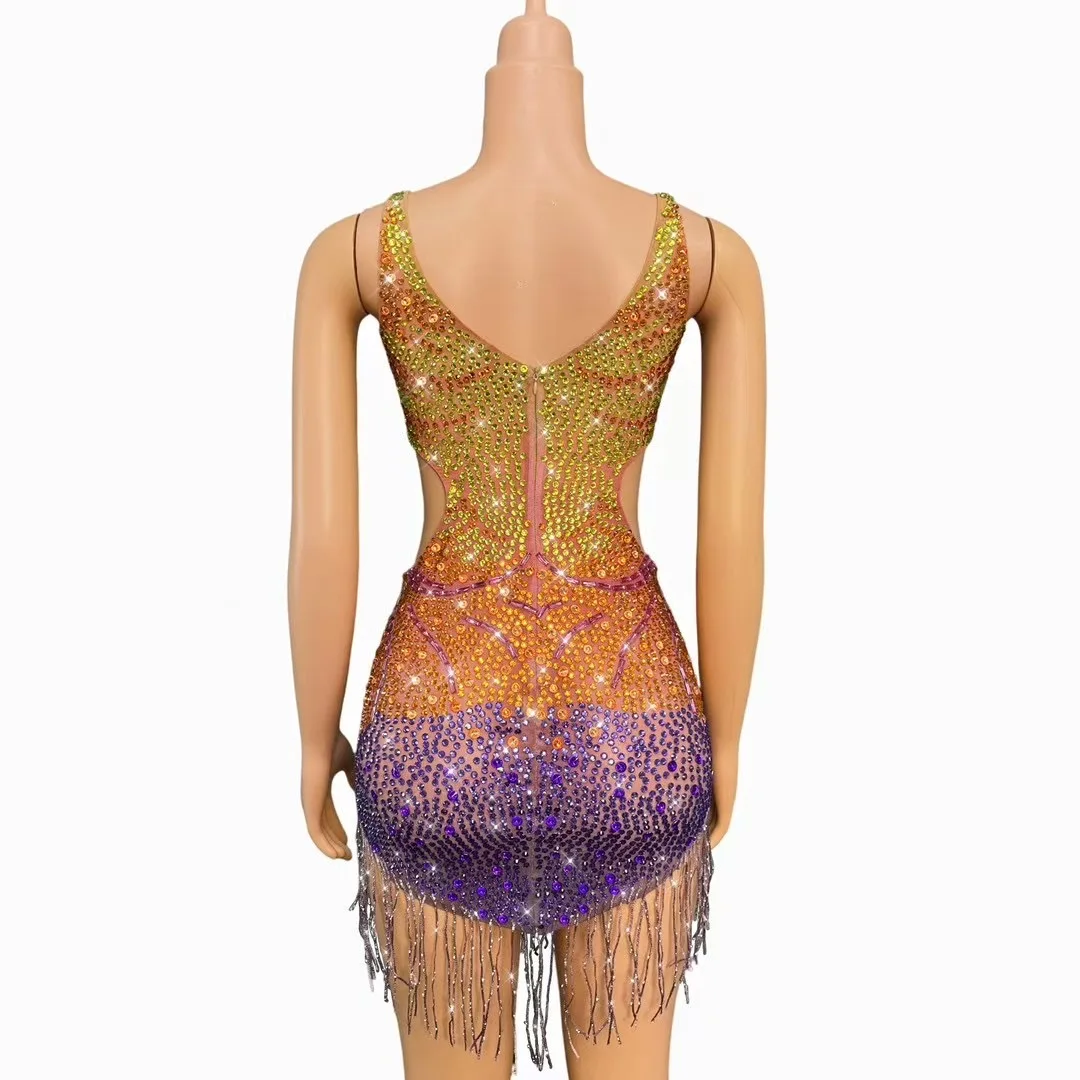 Traje de escenario brillante, Vestido corto con borlas recortadas y diamantes de imitación coloridos, traje de actuación de baile Sexy para mujer, vestido de cumpleaños para Club