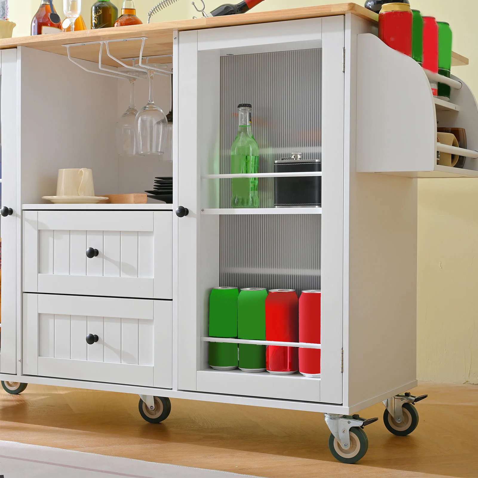 جزيرة المطبخ البيضاء مع طاولة دوارة على عجلات مع شريط أوراق الشجر على سطح الطاولة ورف تخزين مفتوح وجزيرة المطبخ المتدحرجة